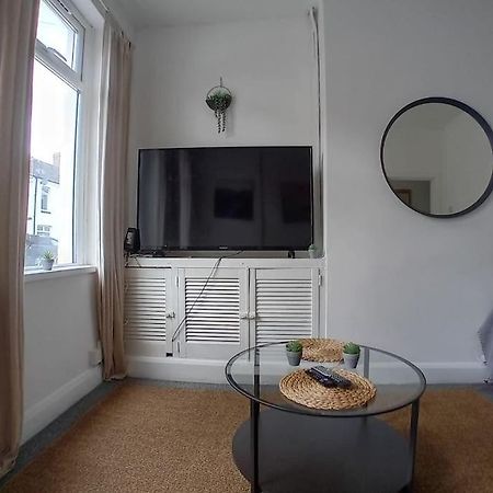 Large Family Home Central Location 3 Double Bedrooms And 1 Single Bedroom Cardiff Exteriér fotografie