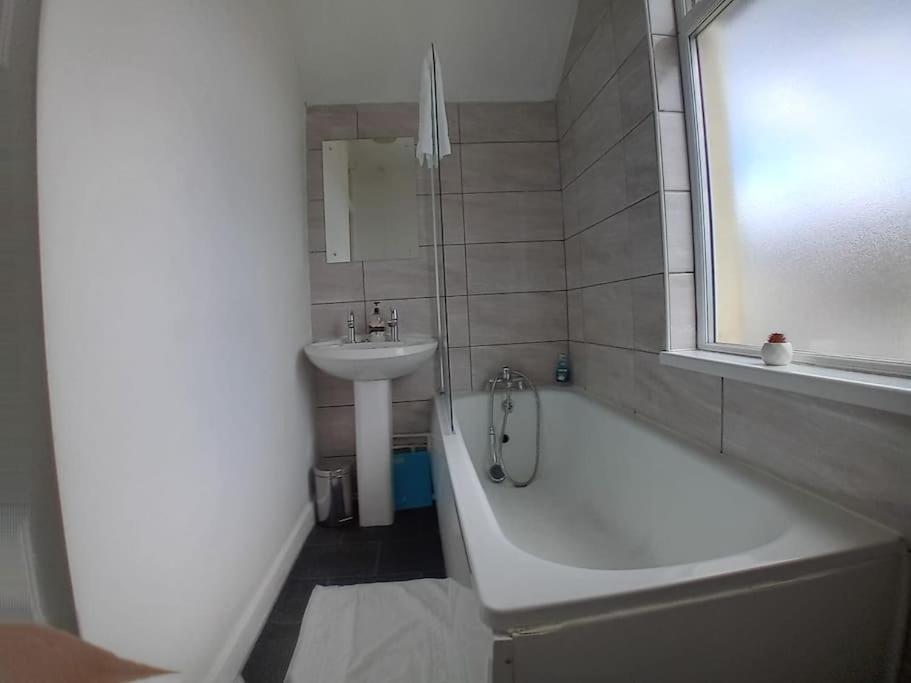 Large Family Home Central Location 3 Double Bedrooms And 1 Single Bedroom Cardiff Exteriér fotografie