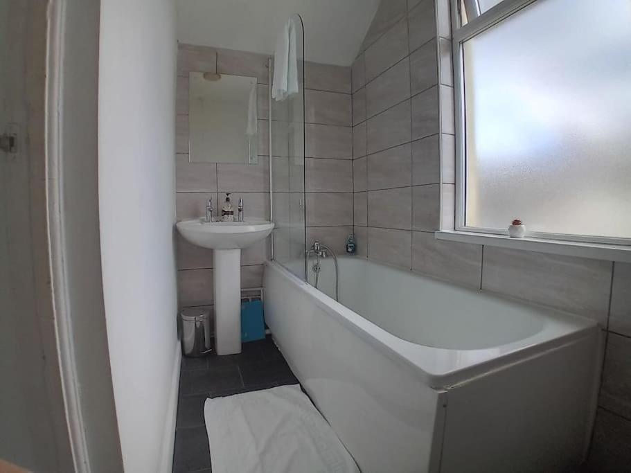 Large Family Home Central Location 3 Double Bedrooms And 1 Single Bedroom Cardiff Exteriér fotografie